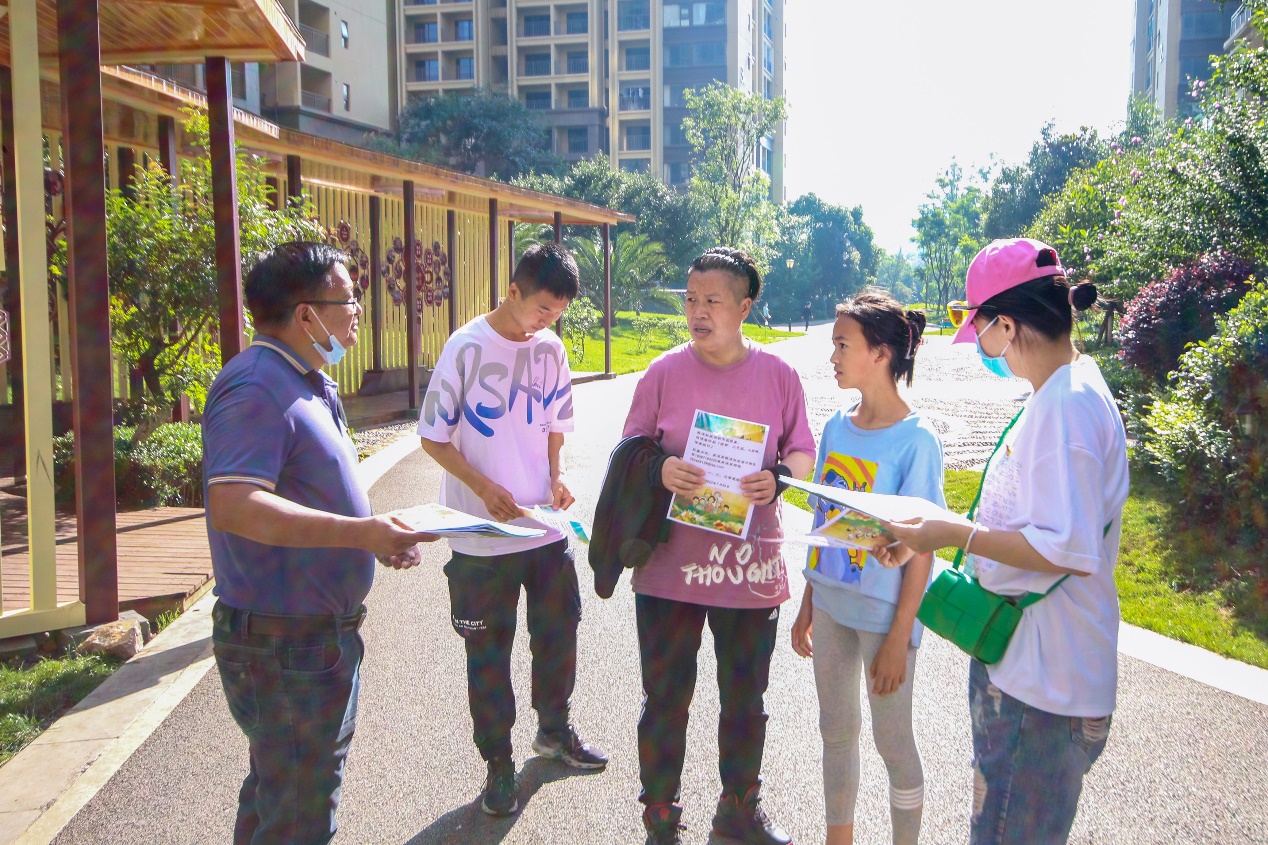 一群小孩站在街道上描述已自动生成